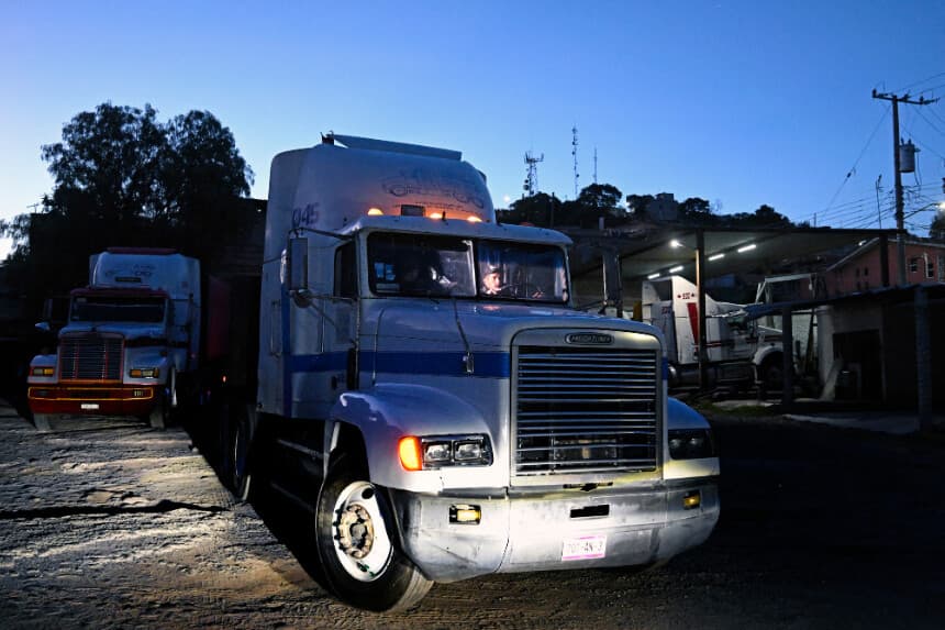 Un camionero mexicano conduce su camión fuera del patio de la empresa Auto Express Olvera en Querétaro, estado de Querétaro, México, el 16 de agosto de 2023. (ALFREDO ESTRELLA/AFP vía Getty Images)