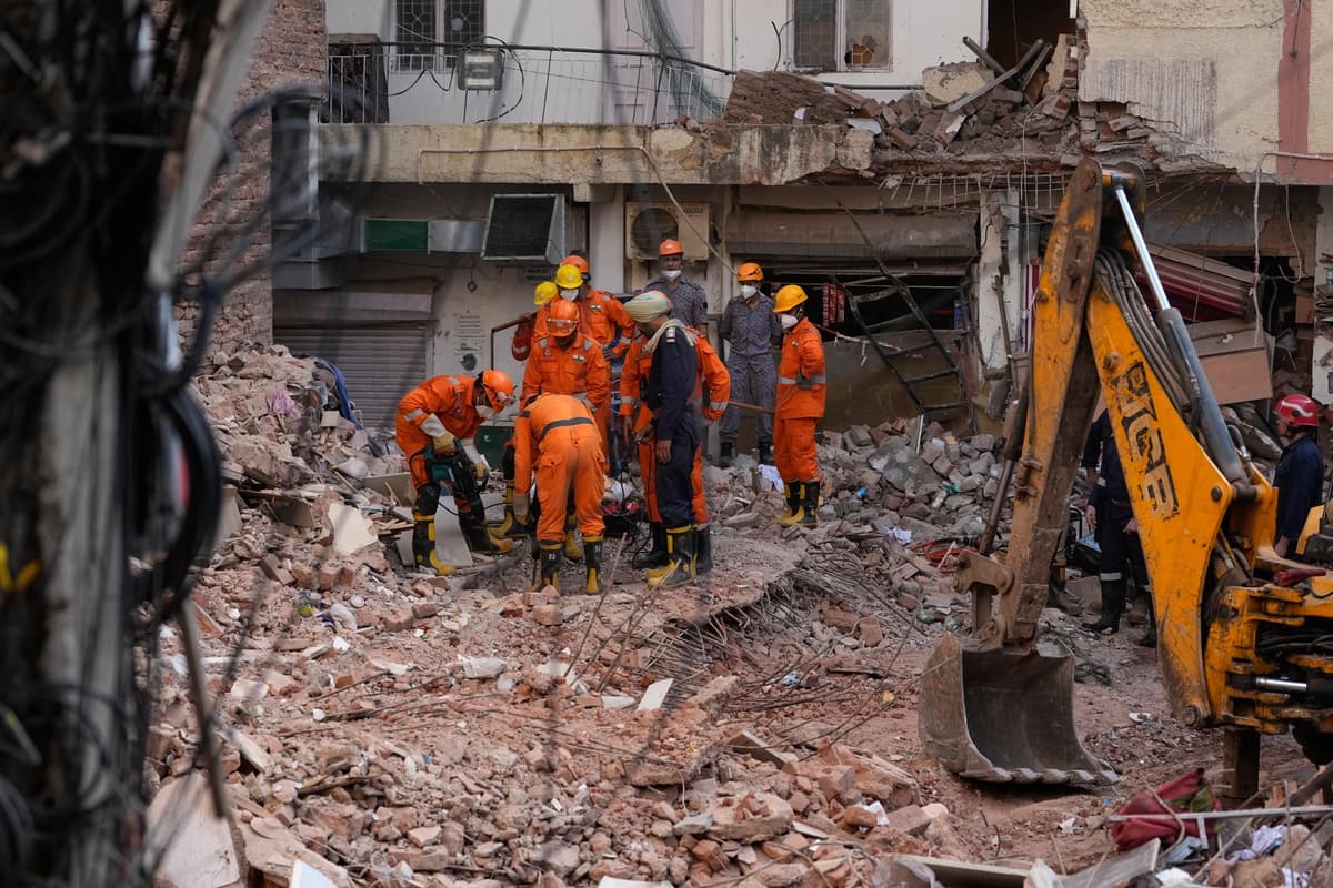 7 muertos deja el derrumbe de un albergue en Nueva Delhi mientras buscan sobrevivientes