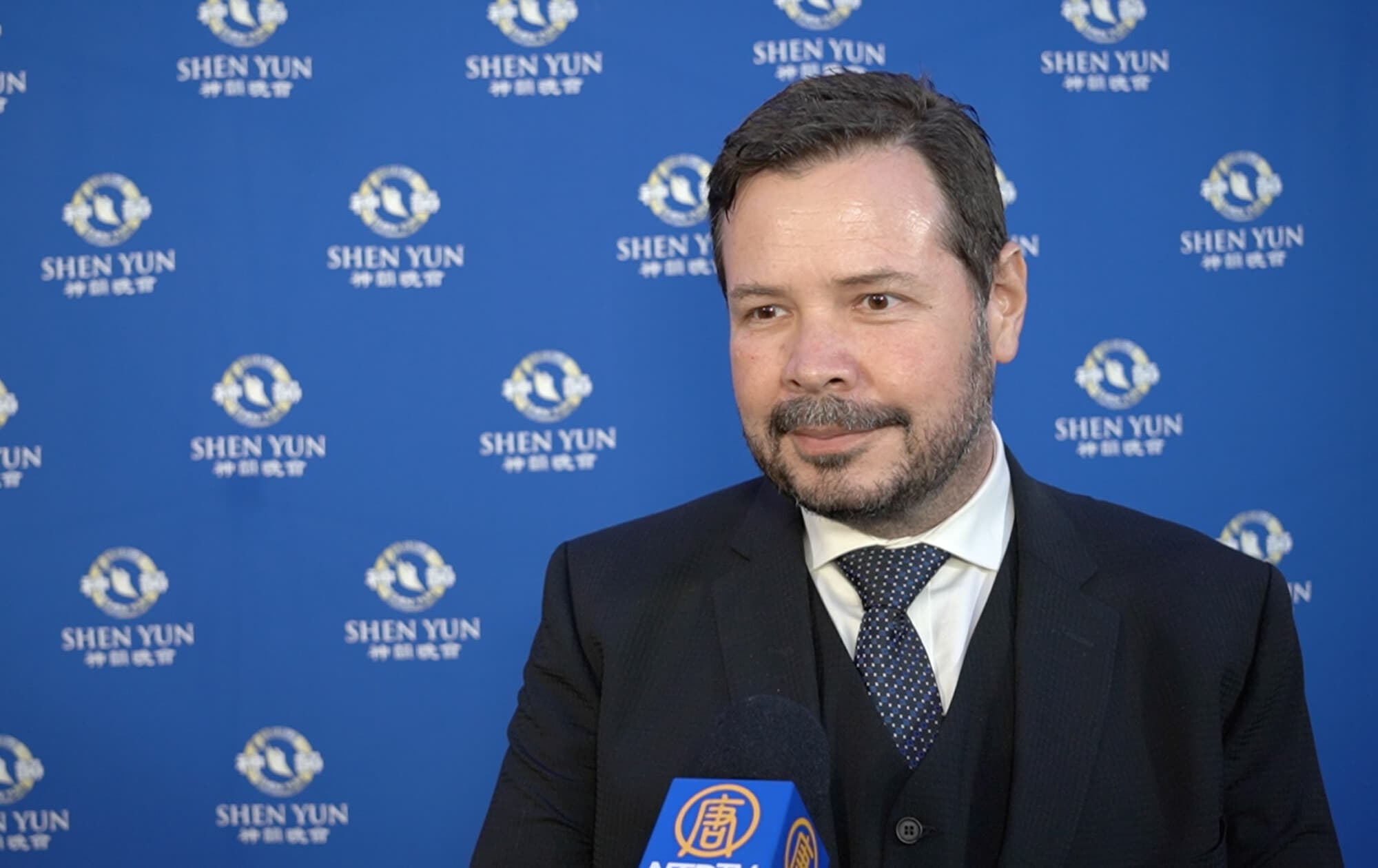 <em>El ingeniero civil Francisco Camarena Covarrubias asistió a la presentación de Shen Yun 2024 el 8 de mayo en el Conjunto Santander de Artes Escénicas de la Universidad de Guadalajara, en Jalisco, México. (NTD)</em>