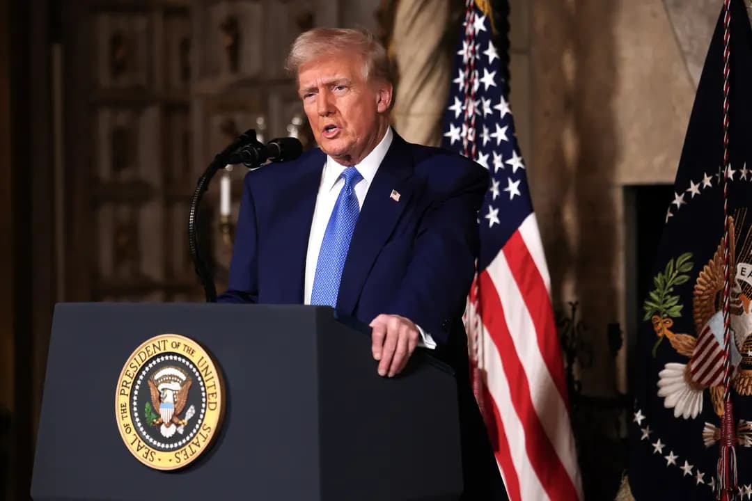 El presidente Donald Trump pronuncia unas palabras en Palm Beach, Florida, el 18 de febrero de 2025. (Joe Raedle/Getty Images)