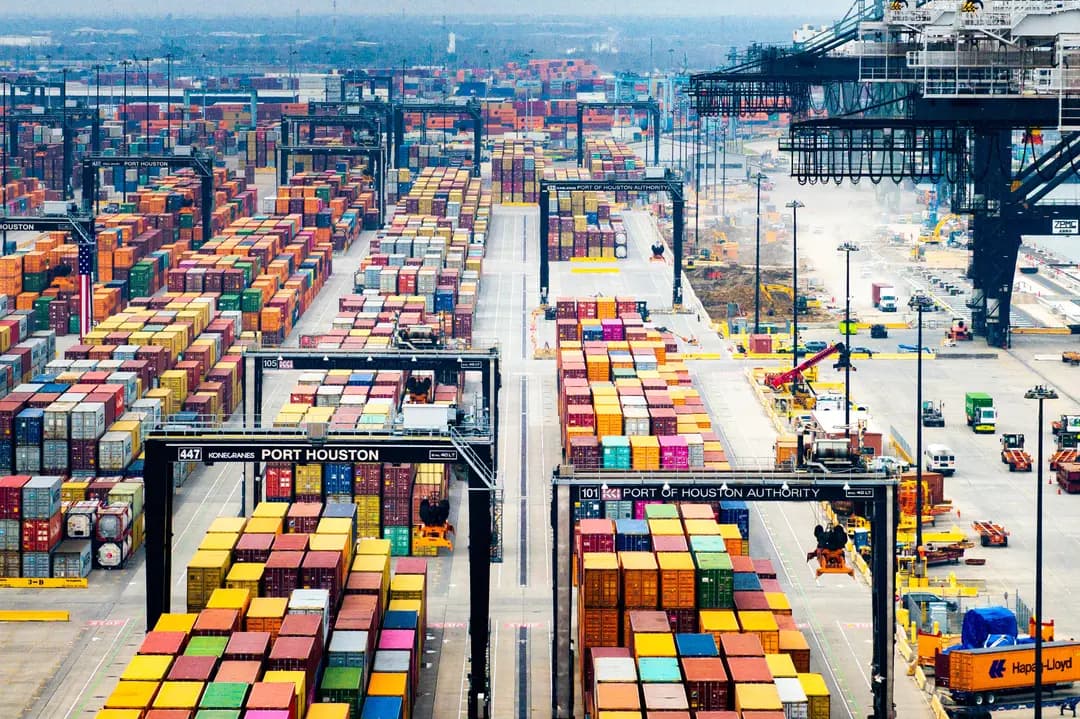 <br/>Los contenedores de transporte están organizados en la Autoridad Portuaria de Houston el 10 de febrero de 2025. (Brandon Bell/Getty Images)