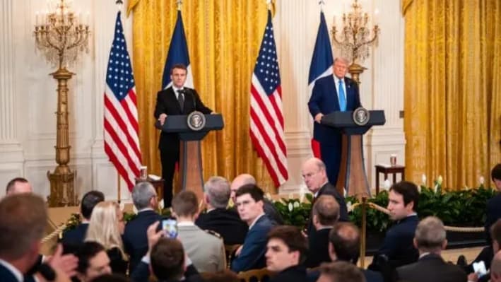El presidente francés, Emmanuel Macron, y el presidente estadounidense, Donald Trump, hablan durante una conferencia de prensa en la Casa Blanca, el 24 de febrero de 2025. (Madalina Vasiliu/The Epoch Times)