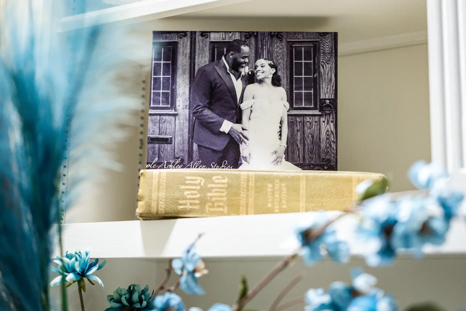 Una foto de boda del exalcalde de Detroit, Kwame Kilpatrick, con su esposa LaTicia Kilpatrick, se exhibe en su casa de Novi, Michigan, el 11 de enero de 2025. (Samira Bouaou/The Epoch Times)