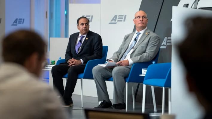 El miembro de mayor rango del Comité Selecto de la Cámara de Representantes sobre la competencia estratégica entre EE. UU. y el PCCh, el representante Raja Krishnamoorthi (D-Ill.) (izquierda), y el presidente del comité, el representante John Moolenaar (R-Mich.) (derecha), hablan en el American Enterprise Institute (AEI), en Washington, el 25 de septiembre de 2024. (Madalina Vasiliu/The Epoch Times)