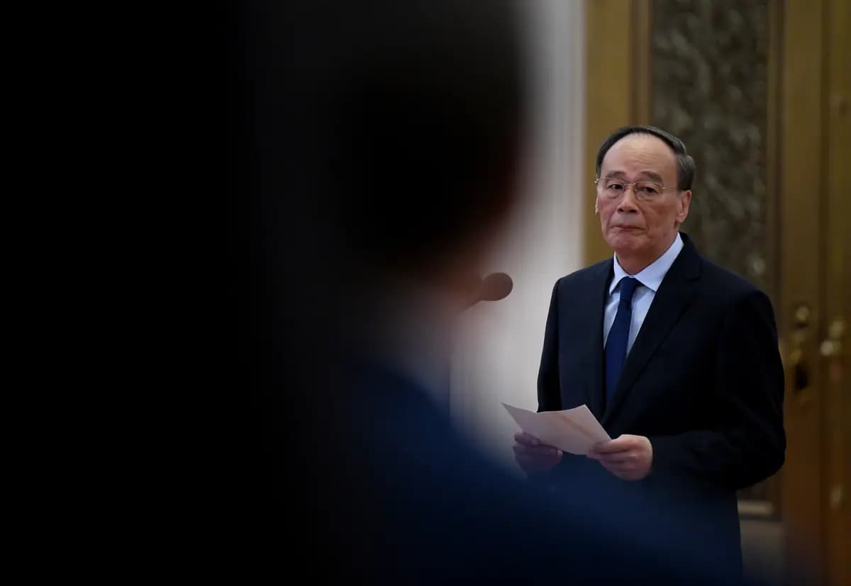 El vicepresidente chino Wang Qishan habla con representantes del Comité de Amistad Sino-Ruso para la Paz y el Desarrollo en el Gran Palacio del Pueblo en Pekín, China, el 5 de diciembre de 2019. (Noel Celis-Pool/Getty Images)