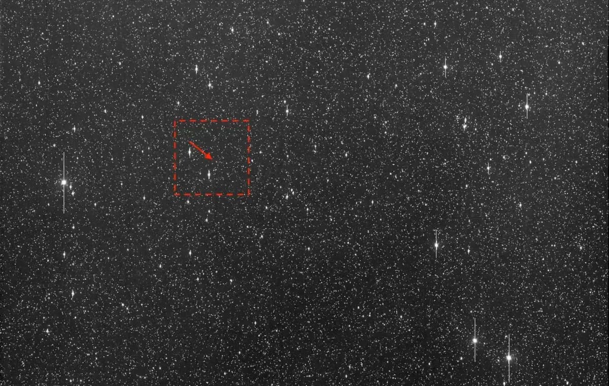 (Una flecha donde estaría el asteroide 2024 YR4, el 27 de diciembre de 2024. ATLAS/Universidad de Hawái/NASA vía AP)