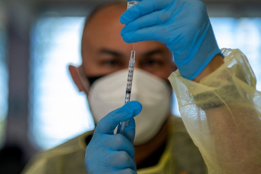 Un trabajador de la salud administra una inyección de vacuna en un centro de vacunación de la Guardia Nacional de Puerto Rico, en una imagen de archivo. (Ricardo Arduengo/AFP vía Getty Images)