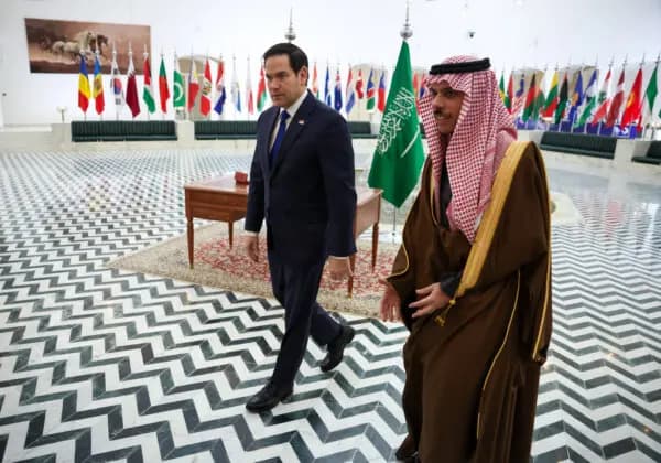 El ministro de Asuntos Exteriores de Arabia Saudí, el príncipe Faisal bin Farhan al-Saud, recibe al secretario de Estado Marco Rubio en la sede del Ministerio de Asuntos Exteriores de Arabia Saudí en Riad, Arabia Saudí, el 17 de febrero de 2025. (Evelyn Hockstein/Pool/AFP a través de Getty Images)