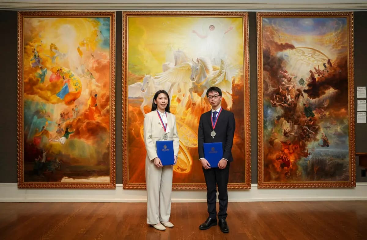 El tríptico "La gracia infinita de Buda", de Chen Hung-Yu (izquierda), Li Yuan (no aparece en la foto) y Tsai Shao-Han, ganó el premio de plata en el 6.º Concurso Internacional de Pintura Figurativa de NTD el 18 de enero de 2023, en el Salmagundi Club de Nueva York. Cada artista pintó uno de los paneles. (Samira Bouaou/The Epoch Times)