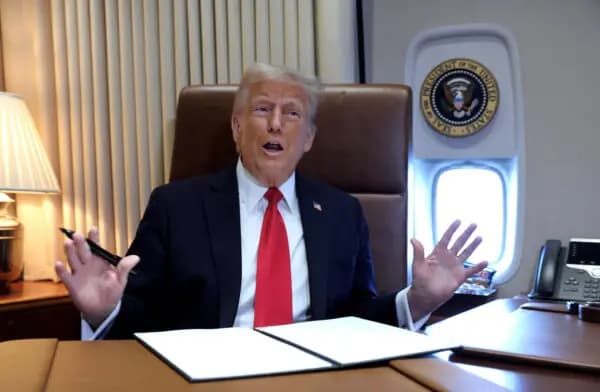 El presidente Donald Trump habla con los periodistas antes de firmar una proclamación para renombrar el Golfo de México como el Golfo de América, mientras sobrevuela el golfo a bordo del Air Force One el 9 de febrero de 2025. (Kevin Lamarque/Reuters)