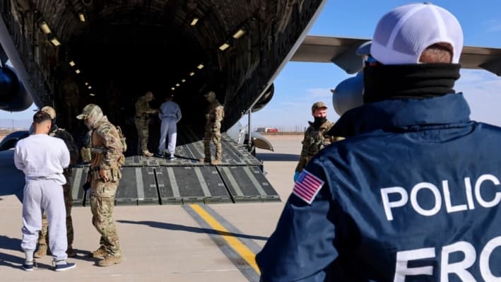 Un vuelo militar, que transporta inmigrantes ilegales miembros de la pandilla Tren de Aragua a la Bahía de Guantánamo, se prepara para partir, en El Paso, Texas, el 4 de febrero de 2025. (Cortesía del Departamento de Seguridad Nacional)

