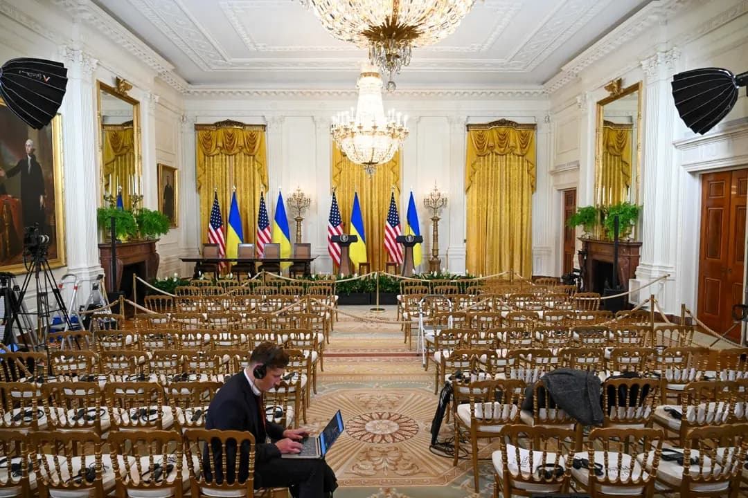 El escenario en el que el presidente Donald Trump y el presidente de Ucrania, Volodímir Zelenski, iban a celebrar una rueda de prensa programada en la Sala Este de la Casa Blanca en Washington el 28 de febrero de 2025.(Saul Loeb/AFP vía Getty Images)