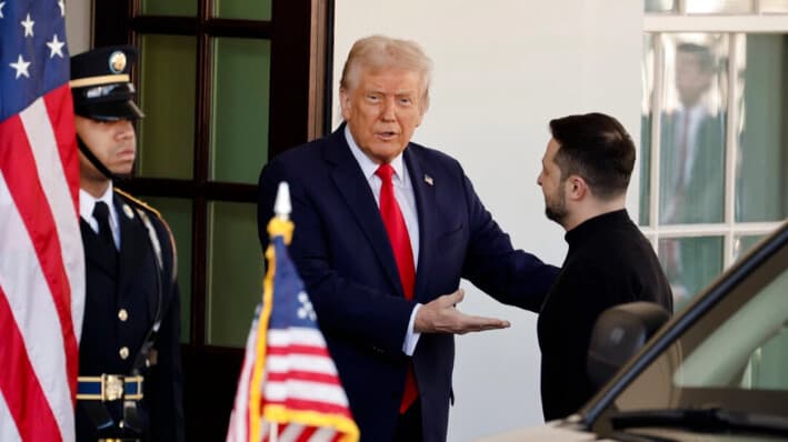El presidente Donald Trump saluda al presidente ucraniano Volodymyr Zelenskyy en la Casa Blanca el 28 de febrero de 2025. Chip Somodevilla/Getty Images
