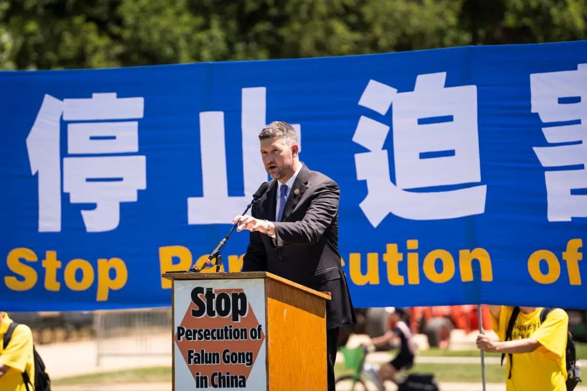 El representante Pat Ryan (D-N.Y.) habla durante una manifestación para pedir el fin de los 25 años de persecución del Partido Comunista Chino a los practicantes de Falun Gong en China en el National Mall de Washington el 11 de julio de 2024. (Madalina Vasiliu/The Epoch Times)