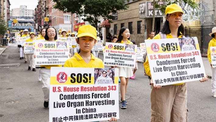 Practicantes de Falun Gong marchan durante un desfile en el que se pide el fin de los 25 años de persecución del Partido Comunista Chino contra esta práctica espiritual, en Nueva York, el 20 de julio de 2024.(Samira Bouaou/The Epoch Times)