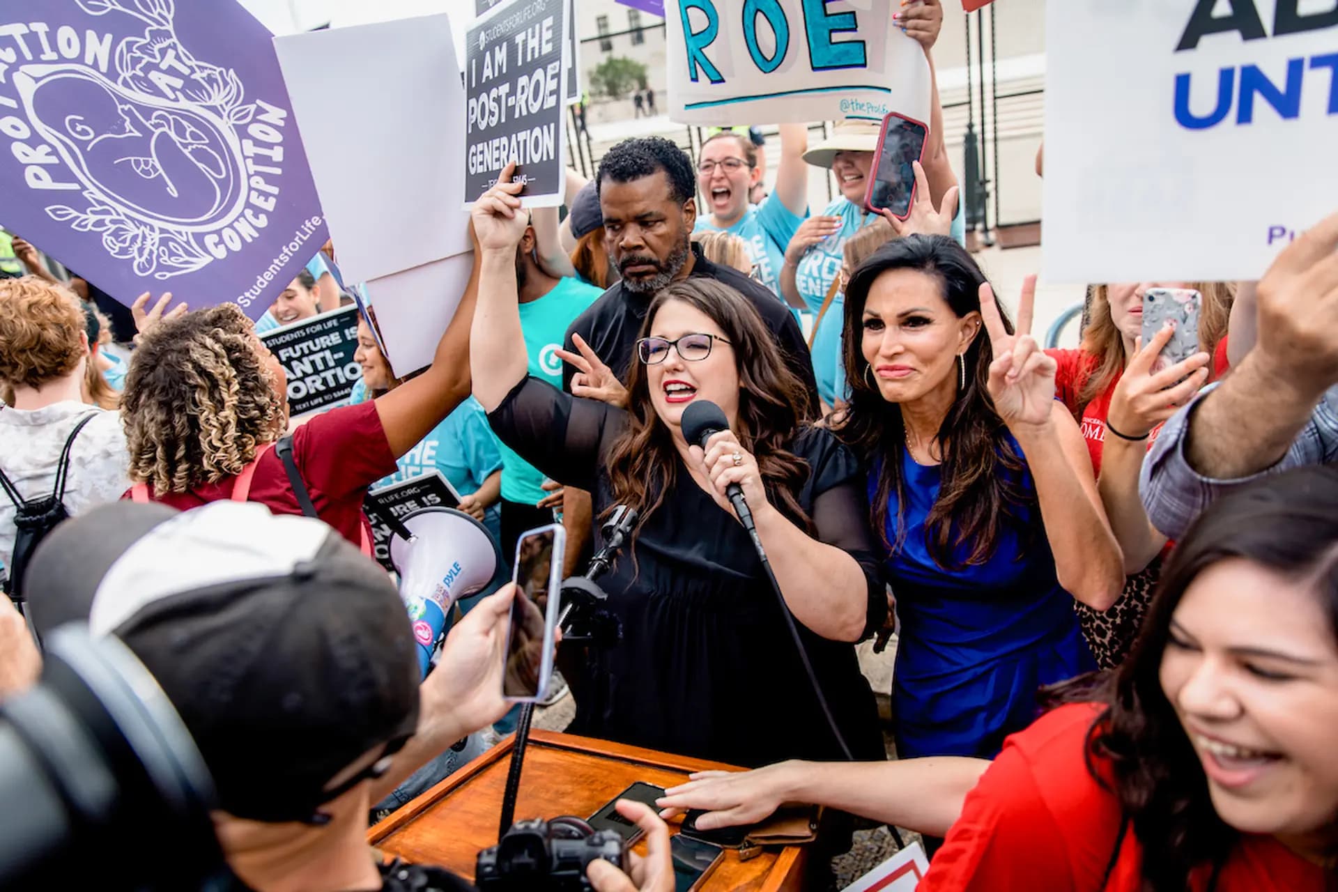 Las líderes pro vida Kristan Hawkins (centro) y Penny Nance (derecha) celebran la revocación del fallo Roe v. Wade en Washington el 24 de junio de 2022. (Cortesía de Students for Life of America)