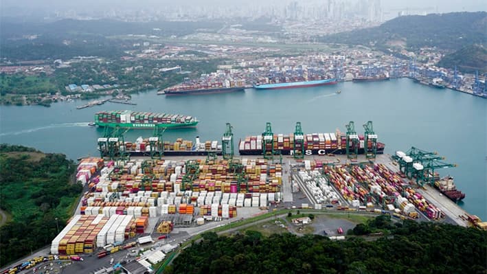 Una vista aérea muestra contenedores en el Puerto de Balboa, operado por Panama Ports Company, en el Canal de Panamá, en Ciudad de Panamá, Panamá, 1 de febrero de 2025. (REUTERS/Enea Lebrun)