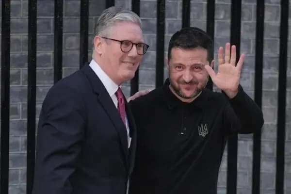 Zelenski se reúne con Starmer para conversar en vísperas de la cumbre Trump-Putin