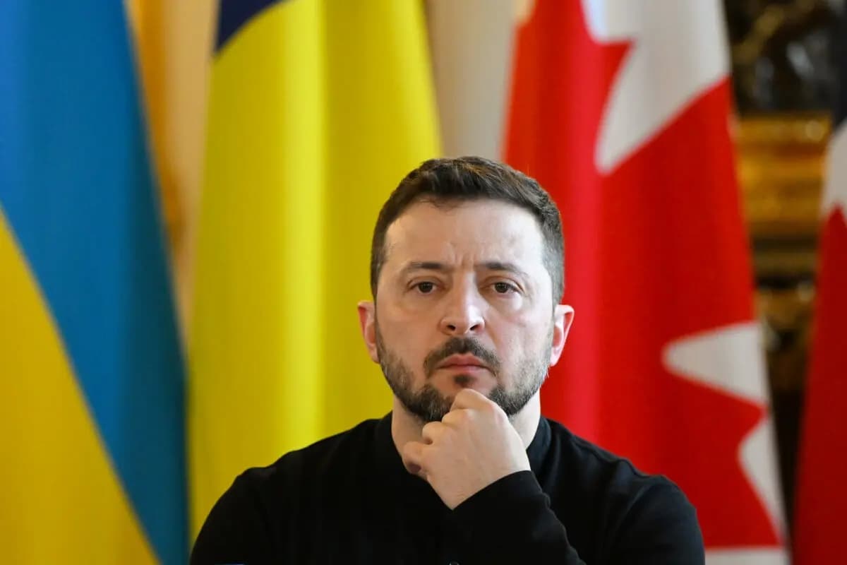 El presidente de Ucrania, Volodímir Zelenski, se prepara para una reunión plenaria en Lancaster House durante la cumbre de líderes europeos en Londres, Inglaterra, el 2 de marzo de 2025. (Justin Tallis - WPA Pool/Getty Images)