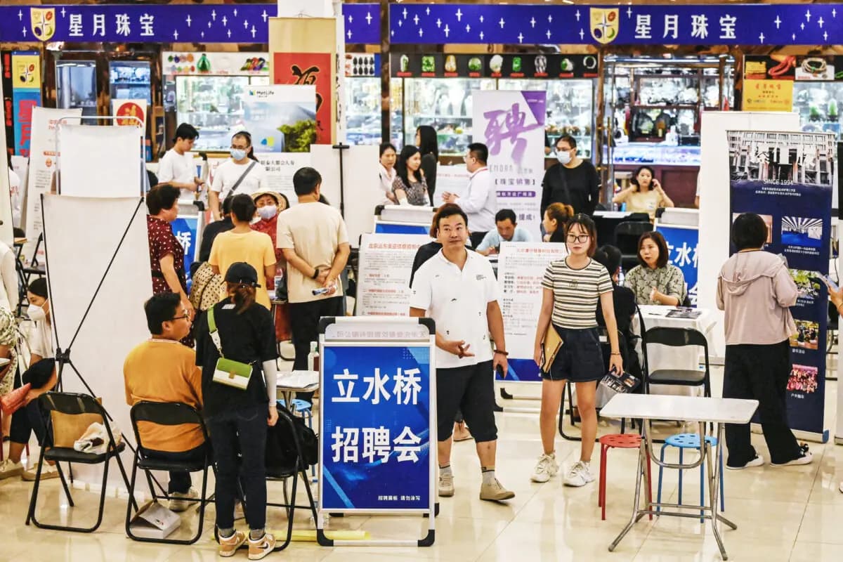 Una feria de empleo en Beijing el 19 de agosto de 2023. Millones de graduados están entrando en el mercado laboral de China en un momento de creciente desempleo juvenil. (Jade Gao/AFP a través de Getty Images)