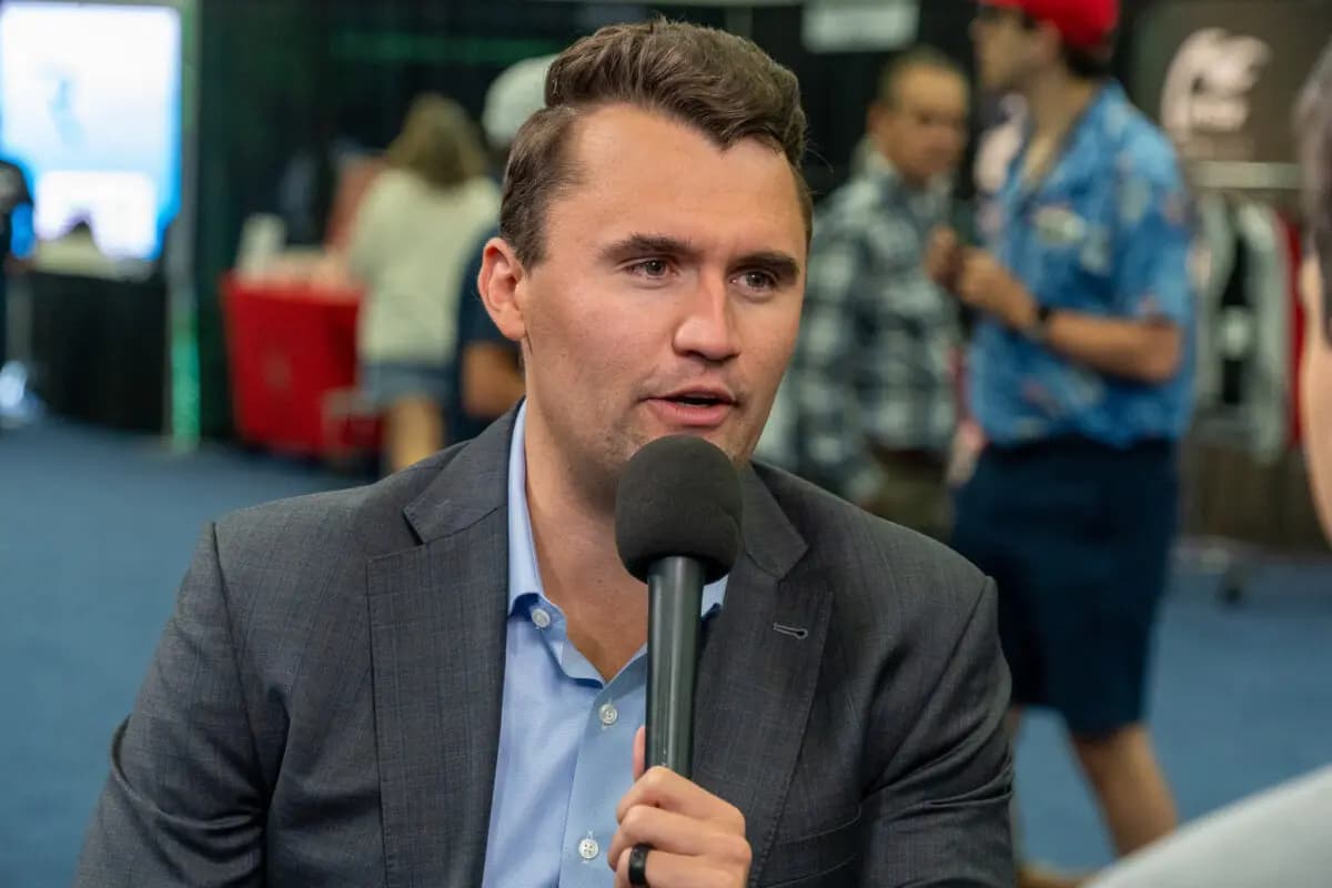Charlie Kirk, cofundador de Turning Point U.S.A., que aparece en esta foto de archivo de 2024, fue invitado al nuevo podcast del gobernador de California, Gavin Newsom. (Terry Wang/The Epoch Times)