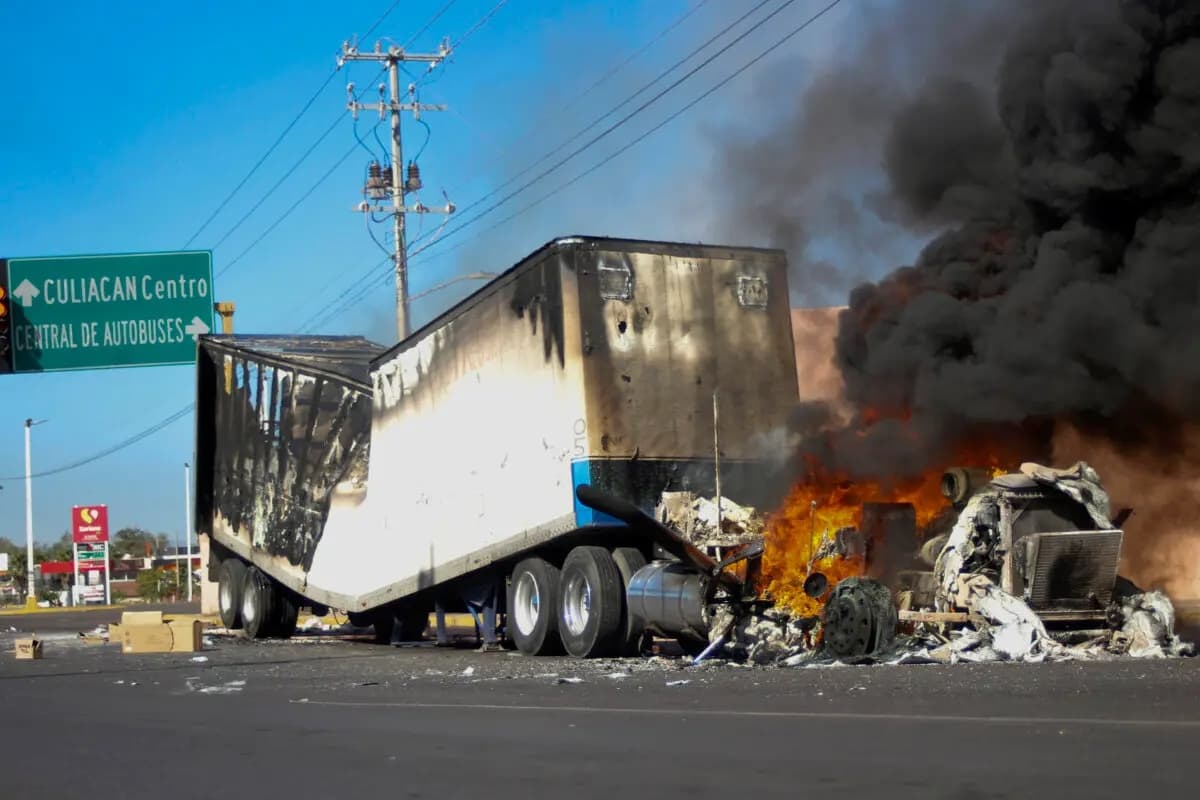 Un camión arde en una calle de Culiacán, estado de Sinaloa, México, el 5 de enero de 2023, después de que las fuerzas de seguridad capturaran a Ovidio Guzmán, hijo del exjefe del cártel de Sinaloa Joaquín "El Chapo" Guzmán, lo que provocó tiroteos y controles de carretera. (Martin Urista/AP Photo)