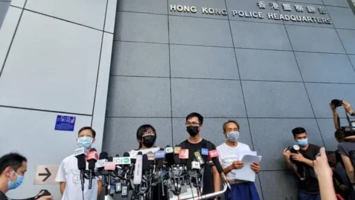 Tang Ngok-kwan (L1), Chow Hang-tung (L2), Leung Chin-wei (R2) y Tsui Hon-kwong (R1), en representación de la Alianza, entregaron una carta a la jefatura de policía el 7 de septiembre de 2021, en la que declaraban que se negaban a presentar información al Departamento de Seguridad Nacional. (Sung Pi-lung/The Epoch Times)