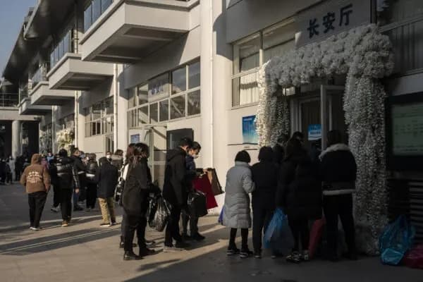 Los dolientes se reúnen fuera de las salas conmemorativas para los difuntos en una funeraria de Shanghái, China, el 31 de diciembre de 2022. (Qilai Shen/Bloomberg vía Getty Images)