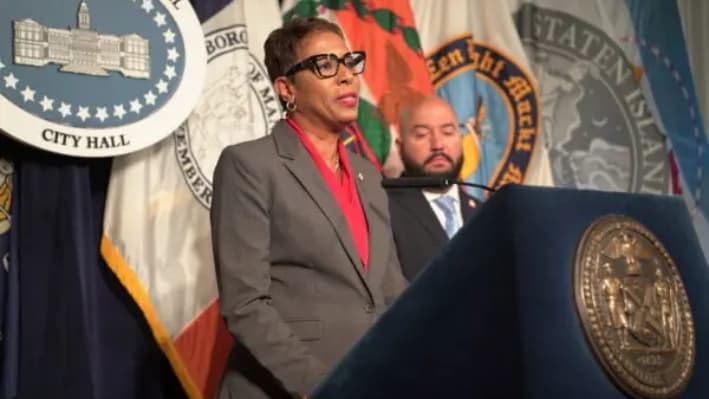La portavoz del Consejo de la Ciudad de Nueva York, Adrienne Adams, en un evento de disponibilidad para los medios de comunicación en el Ayuntamiento de la ciudad, Nueva York, 5 de diciembre de 2024. (Oliver Mantyk/The Epoch Times)