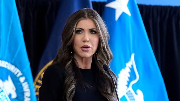 La secretaria de Seguridad Nacional, Kristi Noem, habla con el personal por primera vez en la sede del Departamento de Seguridad Nacional (DHS) en Washington el 28 de enero de 2025. (Manuel Balce Ceneta/Pool/AFP a través de Getty Images)