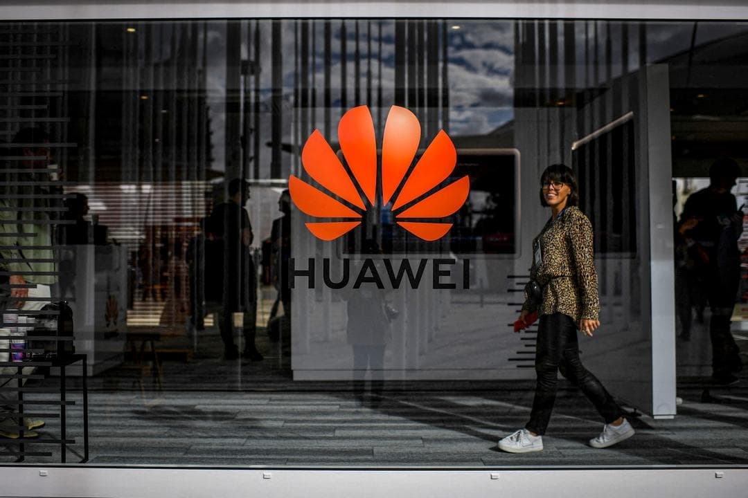 Una mujer pasa junto al logotipo del gigante chino de las telecomunicaciones, Huawei, durante una cumbre web en Lisboa (Portugal), el 6 de noviembre de 2019. (Patricia de Melo Moreira/AFP /AFP vía Getty Images)