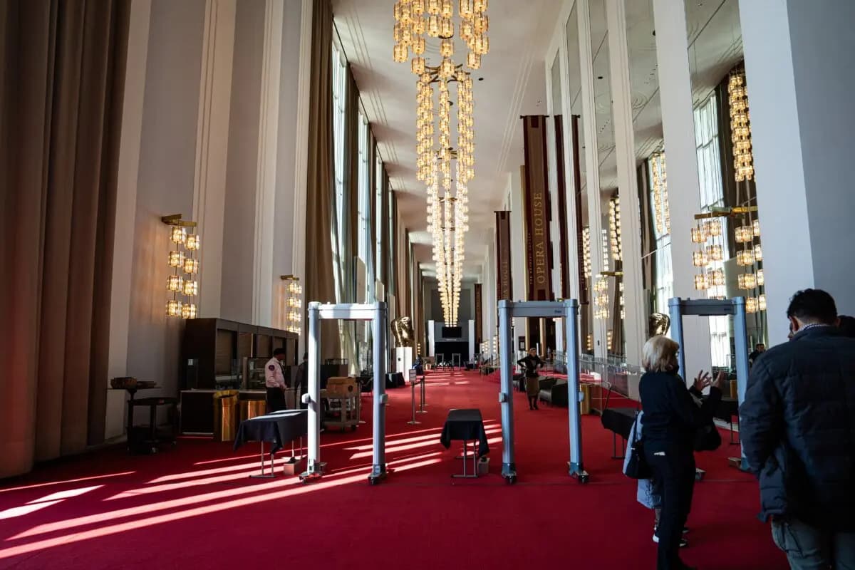El 21 de febrero de 2025 se refuerzan las medidas de seguridad en los alrededores del Kennedy Center Opera House de Washington, después de que el día anterior se desmintiera una amenaza de bomba contra Shen Yun. (Madalina Vasiliu/The Epoch Times)