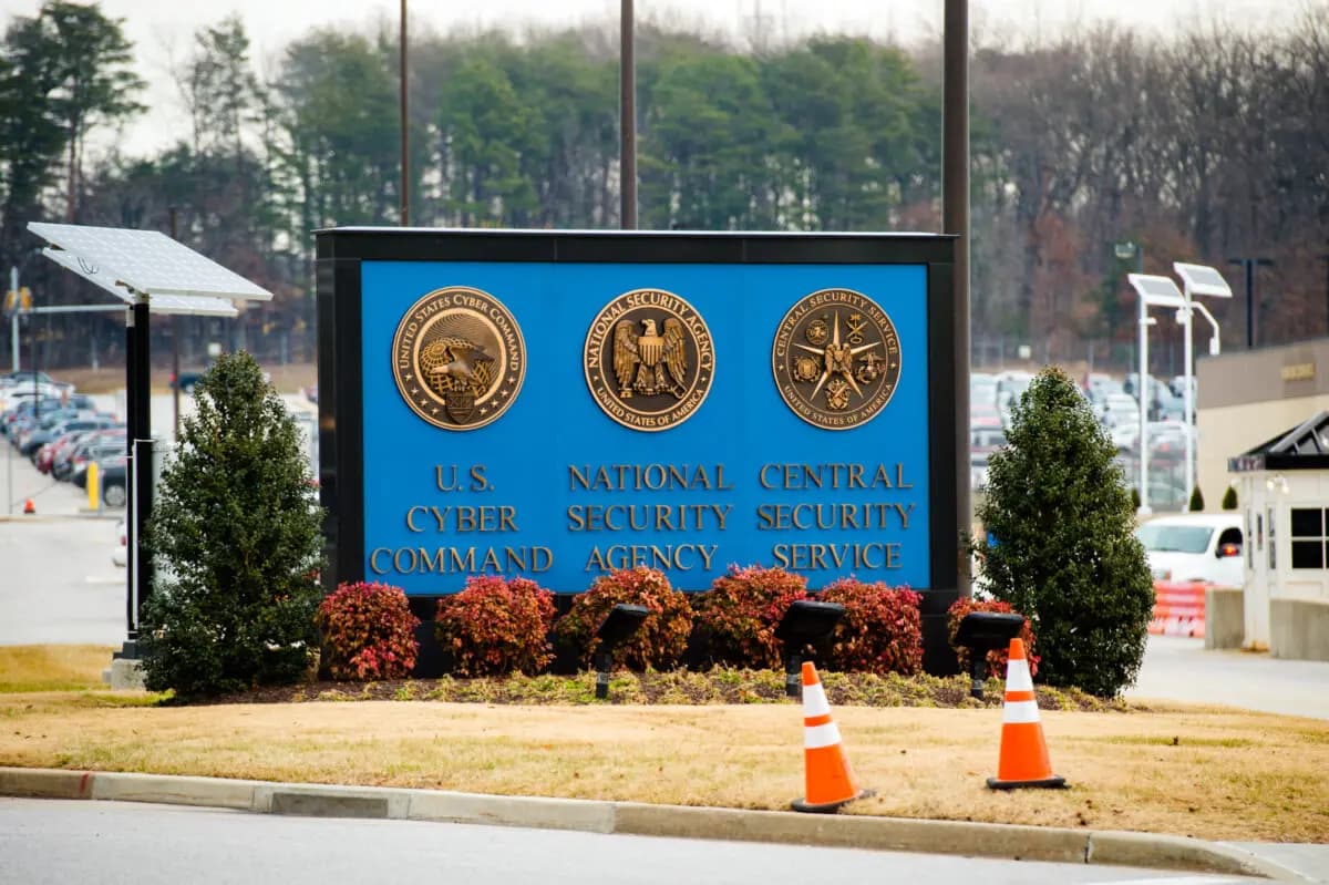 Un letrero de la Agencia de Seguridad Nacional (NSA), el Comando Cibernético de Estados Unidos y el Servicio Central de Seguridad, se ve cerca de la entrada de visitantes a la sede de la Agencia de Seguridad Nacional (NSA) en Fort Meade, Maryland, el 14 de febrero de 2018.<br/>(Saul Loeb/AFP vía Getty Images)