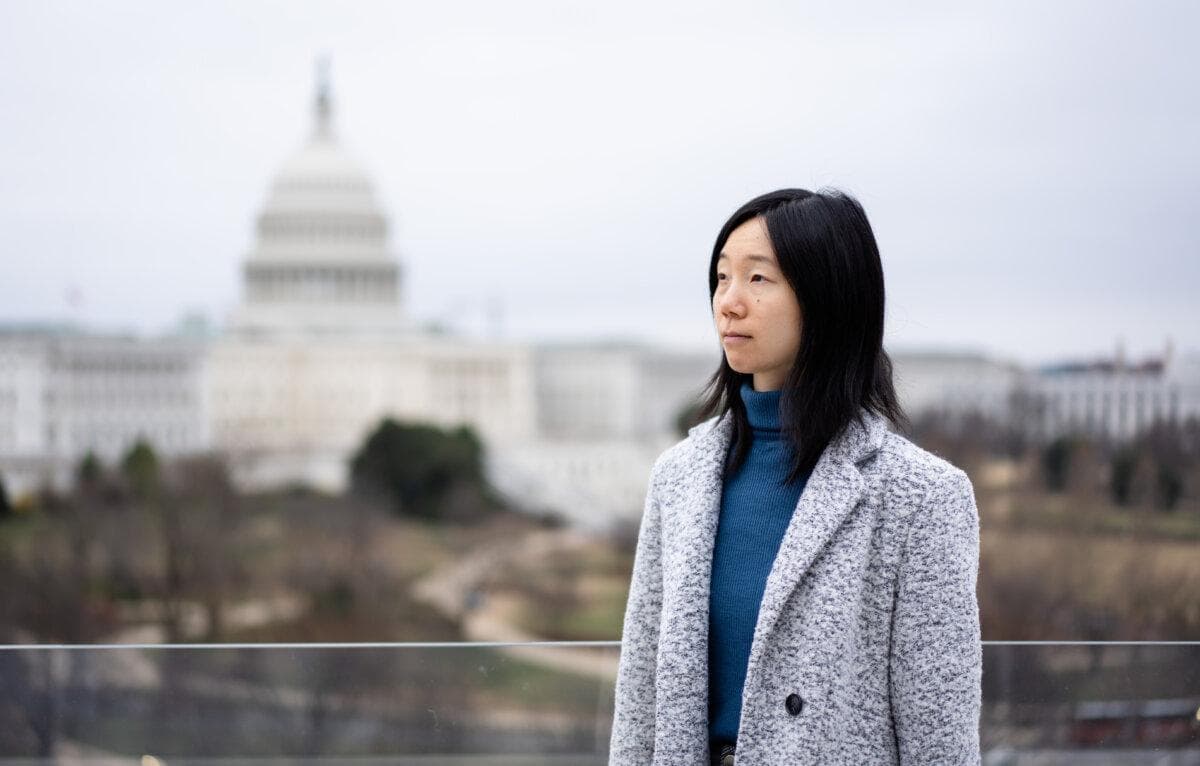 <em>La reportera de Epoch Times Eva Fu cerca del Capitolio de Estados Unidos en Washington el 13 de marzo de 2025. Madalina Vasiliu/The Epoch Times</em>