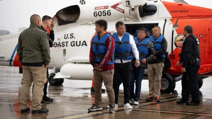 Guardia Costera rescata a 15 inmigrantes ilegales de embarcación a la deriva frente a San Diego