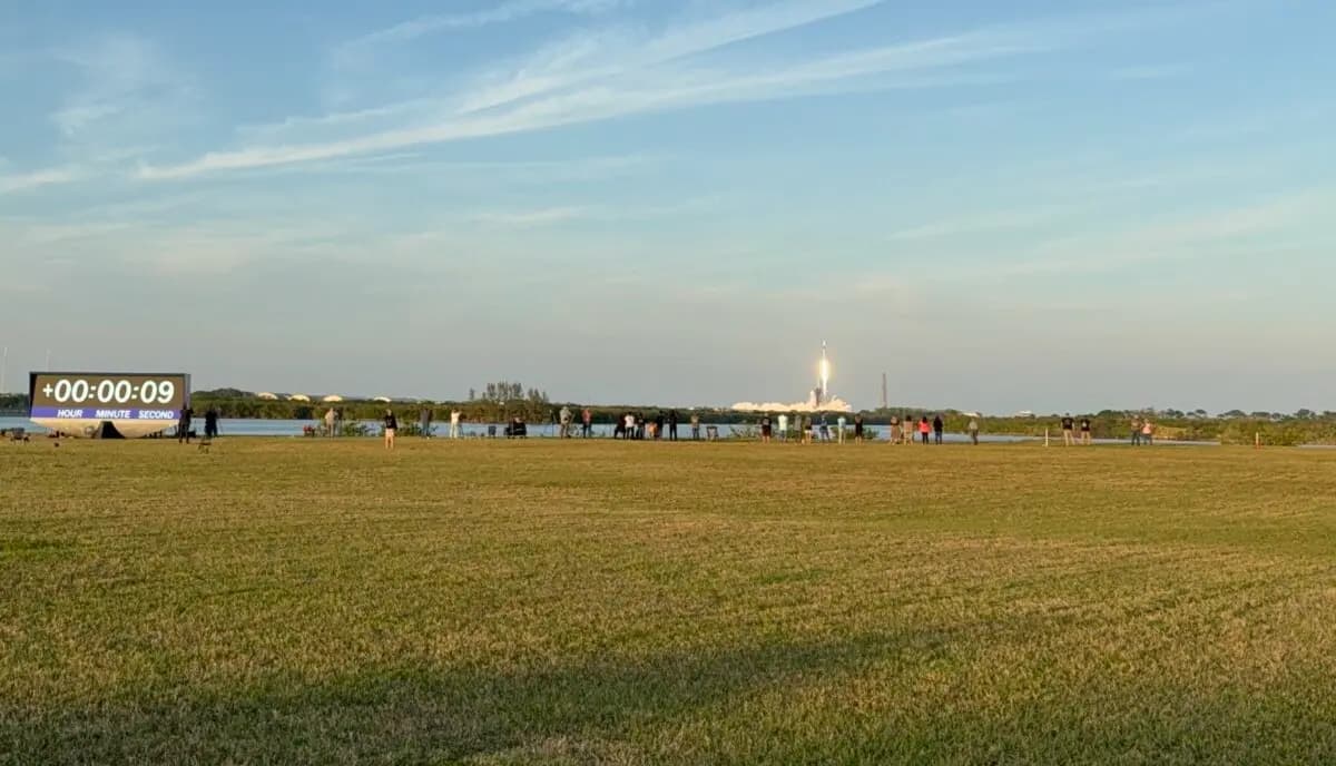 Un Falcon 9 de SpaceX despega de la plataforma de lanzamiento 39A en el Centro Espacial Kennedy, Florida, transportando astronautas de la Crew Dragon Endurance y la Crew-10 a la Estación Espacial Internacional el 14 de marzo de 2025. (TJ Muscaro/The Epoch Times).