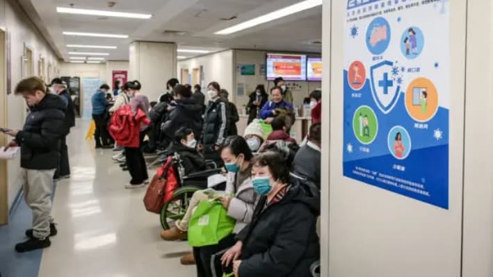 Personas con mascarillas esperan en una zona de pacientes ambulatorios del departamento de neumología de un hospital de Beijing, el 8 de enero de 2025. (Jade Gao/AFP a través de Getty Images)