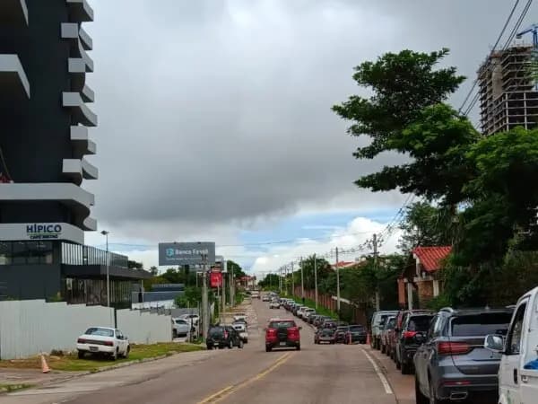 Una fila de autos esperando para llenar los tanques de gasolina se extiende en un barrio residencial de Santa Cruz, Bolivia, el 12 de marzo de 2025. (Autumn Spredemann/The Epoch Times).
