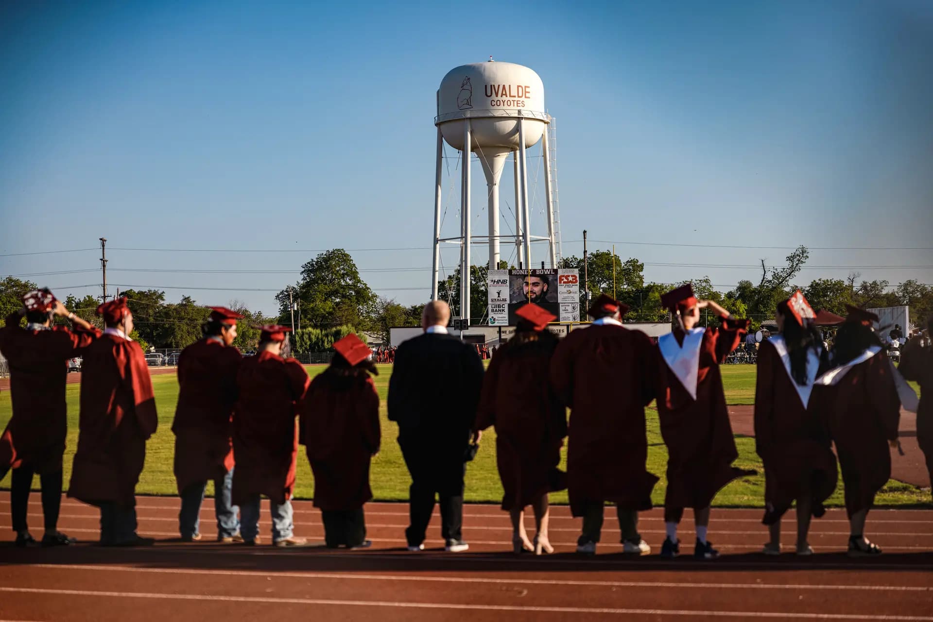 Los estudiantes hacen fila para la ceremonia de graduación de la Escuela Secundaria de Uvalde, en Texas, el 24 de junio de 2022. (Jordan Vonderhaar/Getty Images)