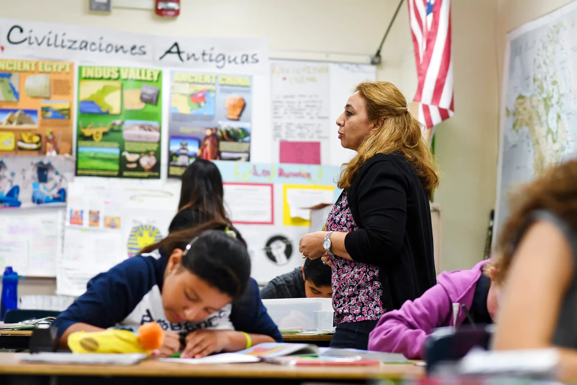 La profesora Blanca Claudio da una clase de historia en español en una academia bilingüe en el instituto Franklin High School de Los Ángeles el 25 de mayo de 2017. (Robyn Beck/AFP a través de Getty Images)