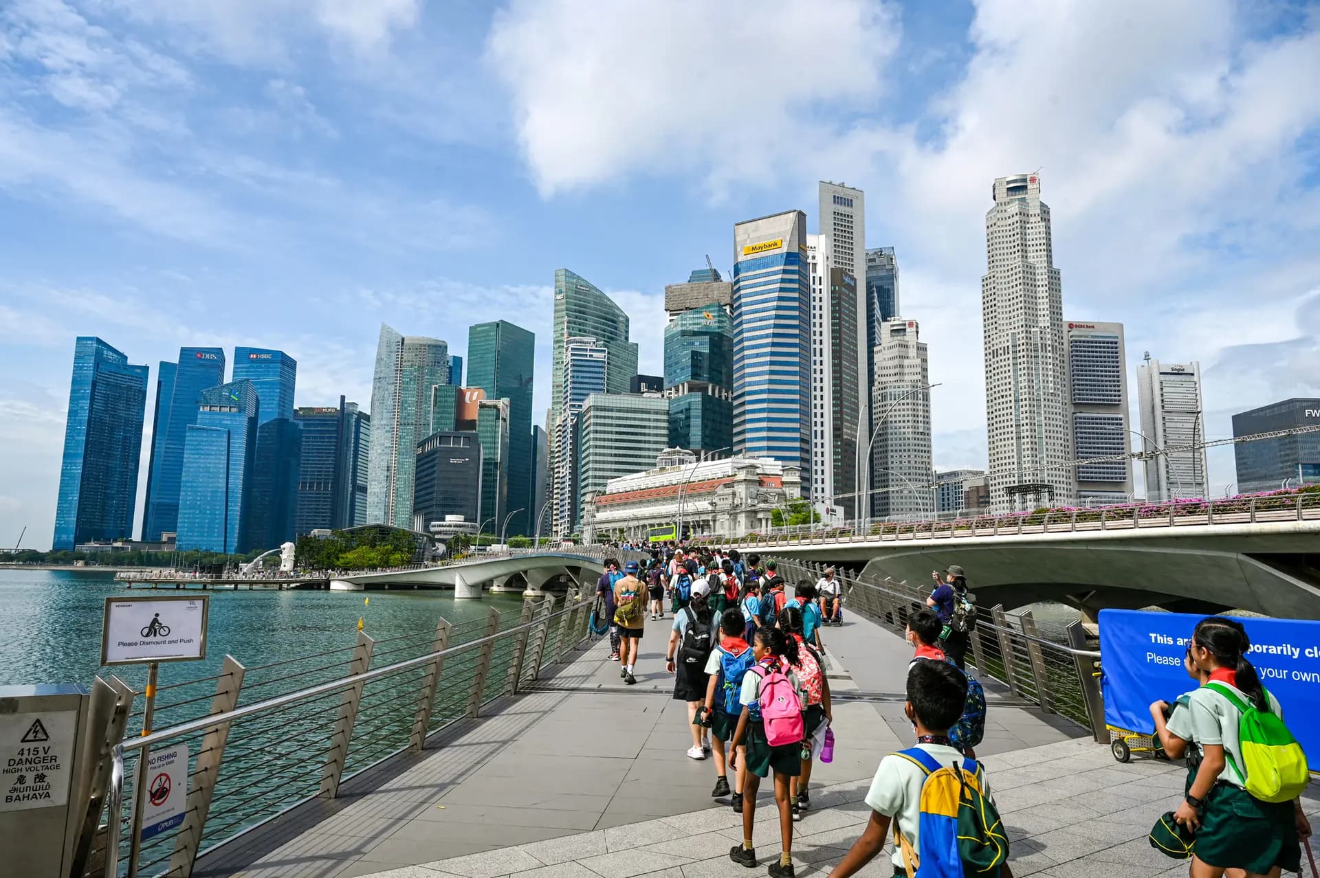 Profesores y estudiantes cruzan el puente de Marina Bay durante una excursión en Singapur el 5 de septiembre de 2022. (Roslan Rahman/AFP a través de Getty Images)