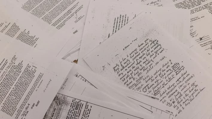 Los documentos relacionados con el asesinato del presidente John F. Kennedy en 1963 se muestran después de que fueran publicados por orden del presidente Donald Trump, en Washington, el 18 de marzo de 2025. (Carlos Barria/Ilustración fotográfica/Reuters)