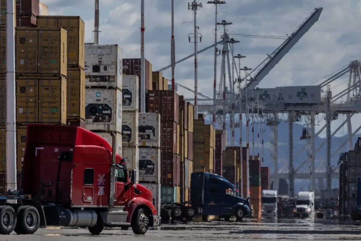 Contenedores de transporte en el puerto de Oakland a medida que aumentan las tensiones comerciales por los aranceles estadounidenses, 6 de marzo de 2025. (Carlos Barria/Reuters)