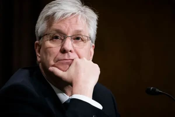 Christopher Waller testifica ante el Comité de Banca, Vivienda y Asuntos Urbanos del Senado durante una audiencia sobre su nominación para ser miembro designado de la Junta de Gobernadores de la Reserva Federal, en Washington, el 13 de febrero de 2020. (Sarah Silbiger/Getty Images)