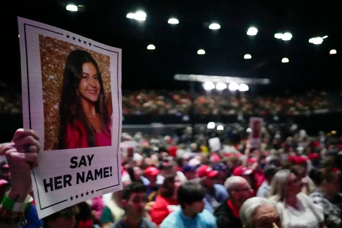 Un partidario sostiene un cartel con una foto de Laken Riley antes de que el candidato presidencial republicano, el expresidente Donald Trump, hable en un mitin de campaña en Rome, Georgia, el 9 de marzo de 2024. (Mike Stewart/AP Photo)