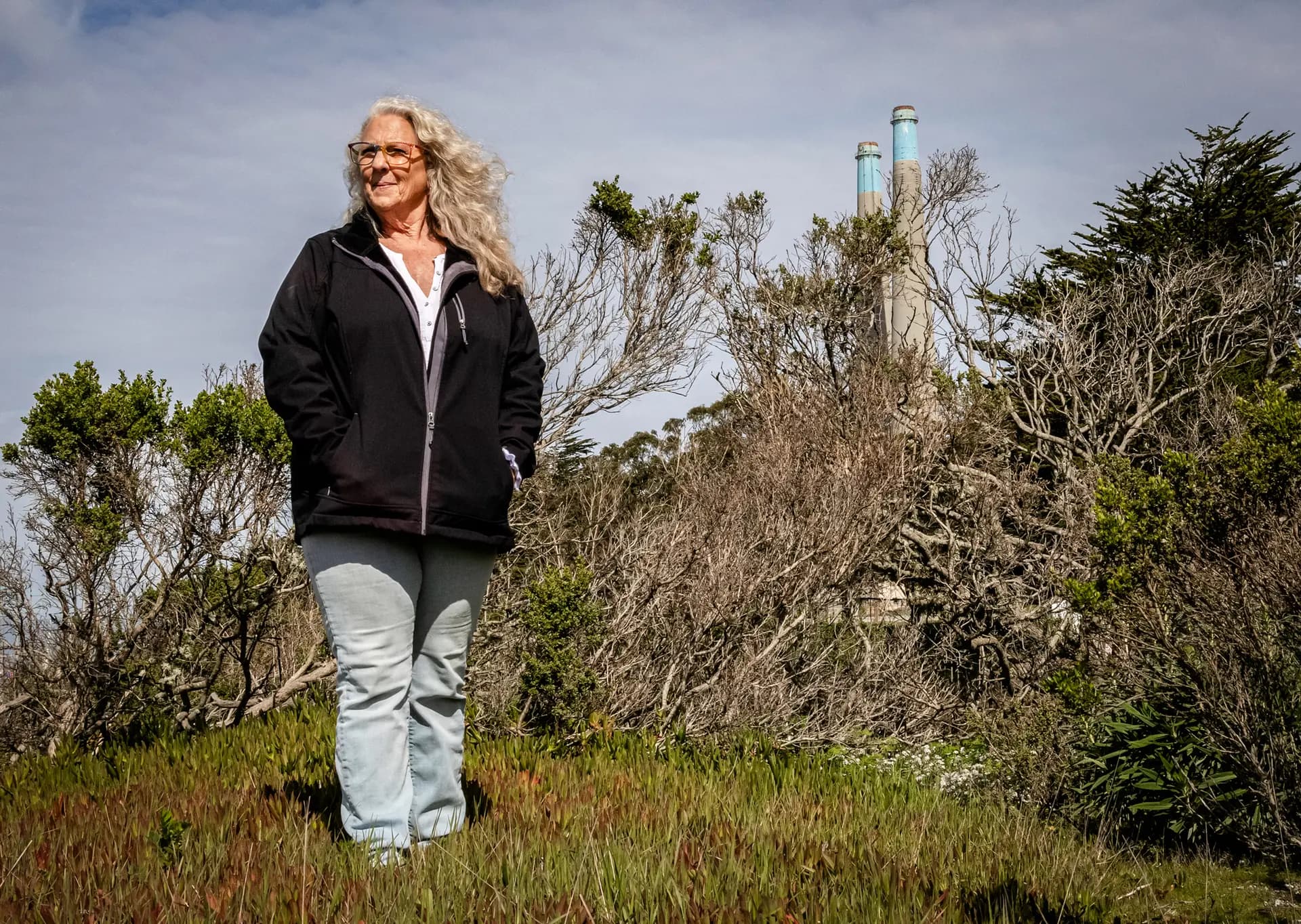 Tonya Rivera cerca de la central eléctrica de Moss Landing, California, el 17 de febrero de 2025. (John Fredricks/The Epoch Times)