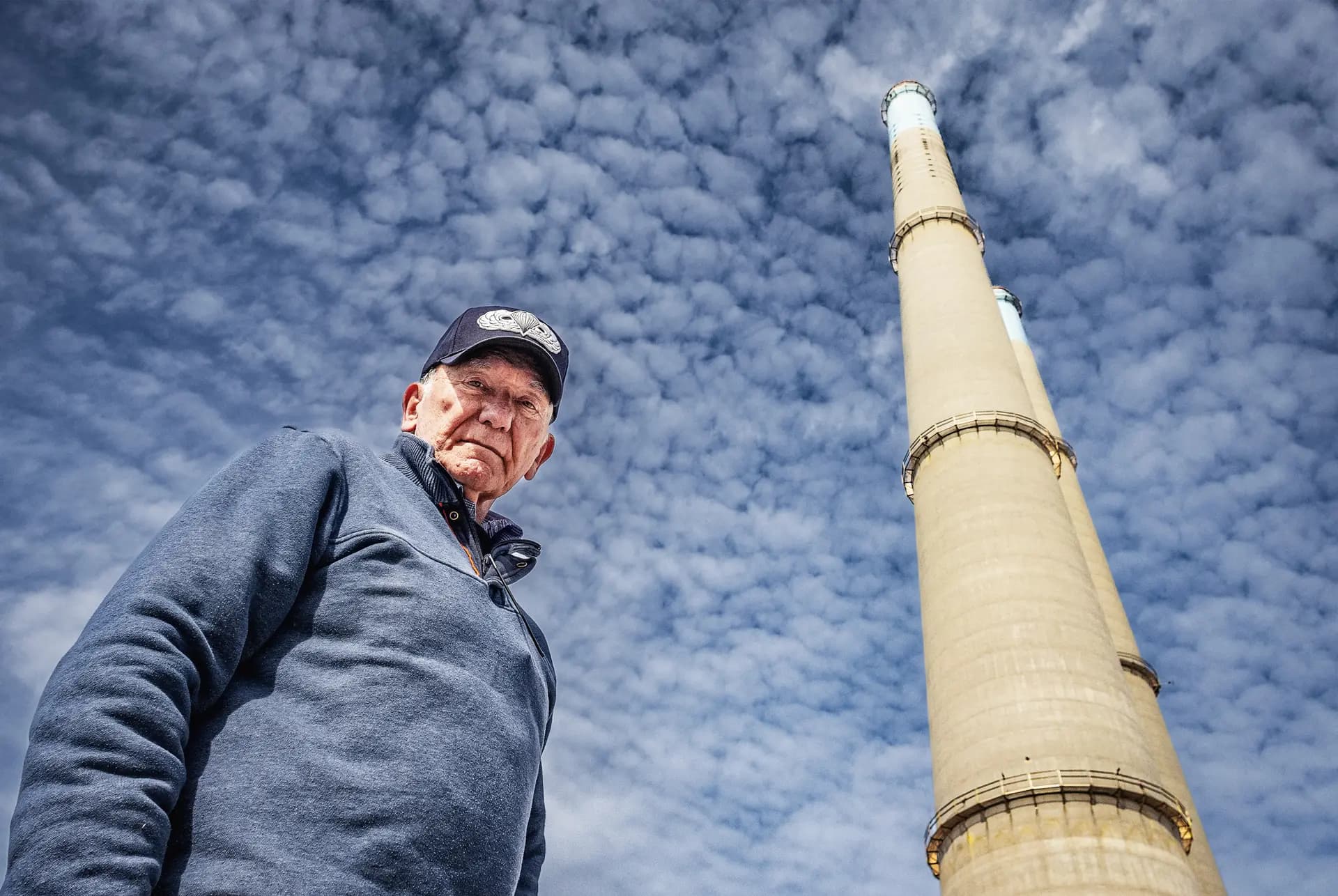 Ed Mitchell se encuentra fuera de la central eléctrica de Moss Landing, California, el 17 de febrero de 2025. (John Fredricks/The Epoch Times)