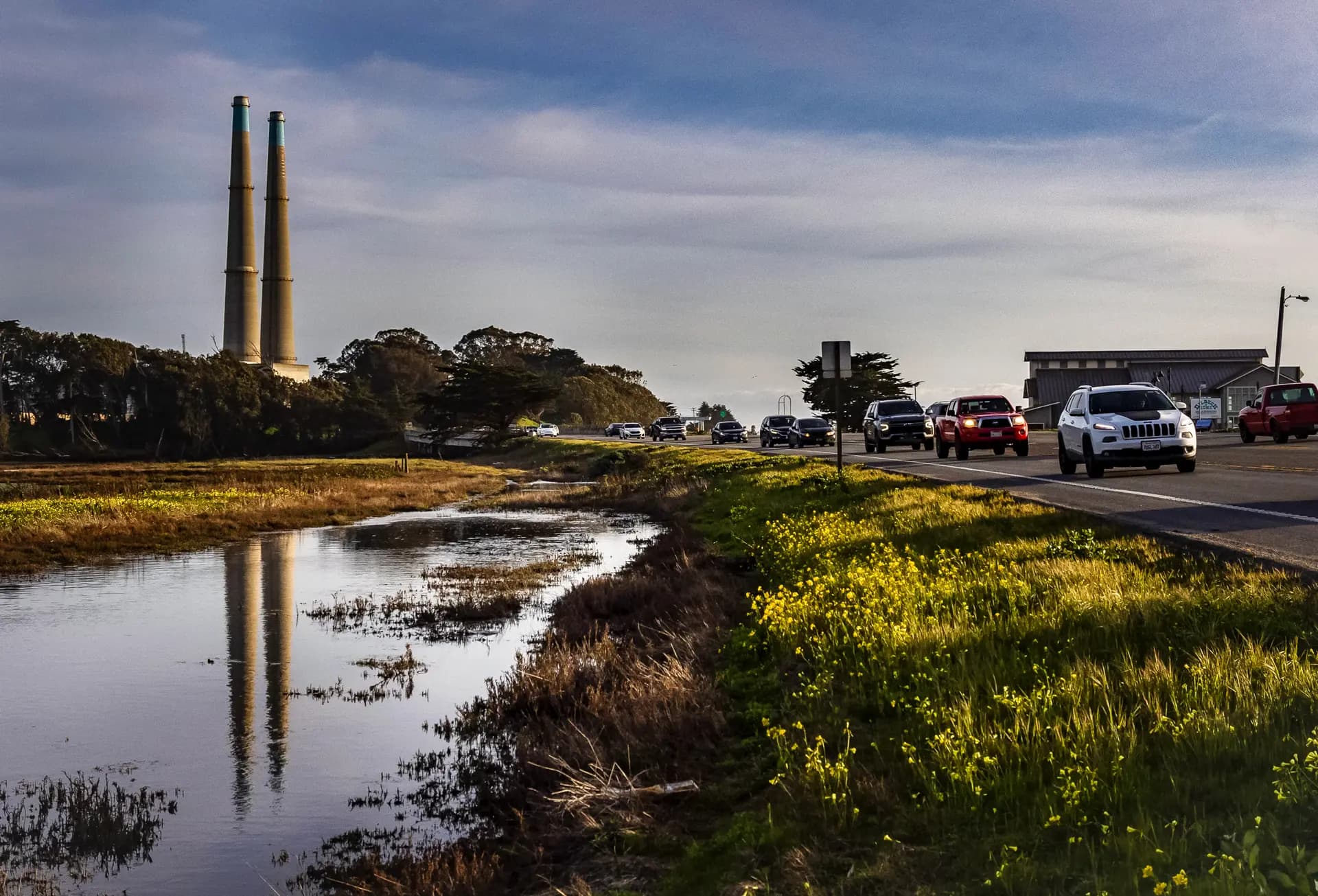 Autos pasan frente a la central eléctrica de Moss Landing, California, el 17 de febrero de 2025. (John Fredricks/The Epoch Times)