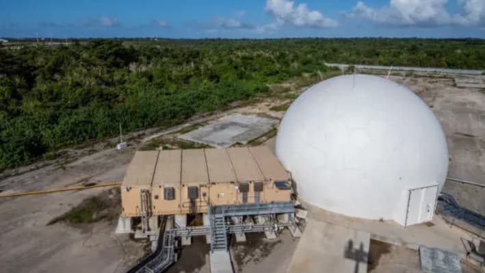 El AN/TPY-6 rastreó un objetivo de misil balístico y proporcionó datos al sistema Aegis Guam para atacar e interceptar un objetivo frente a la costa de Guam, el 10 de diciembre de 2004. (Cortesía de la Agencia de Defensa de Misiles)