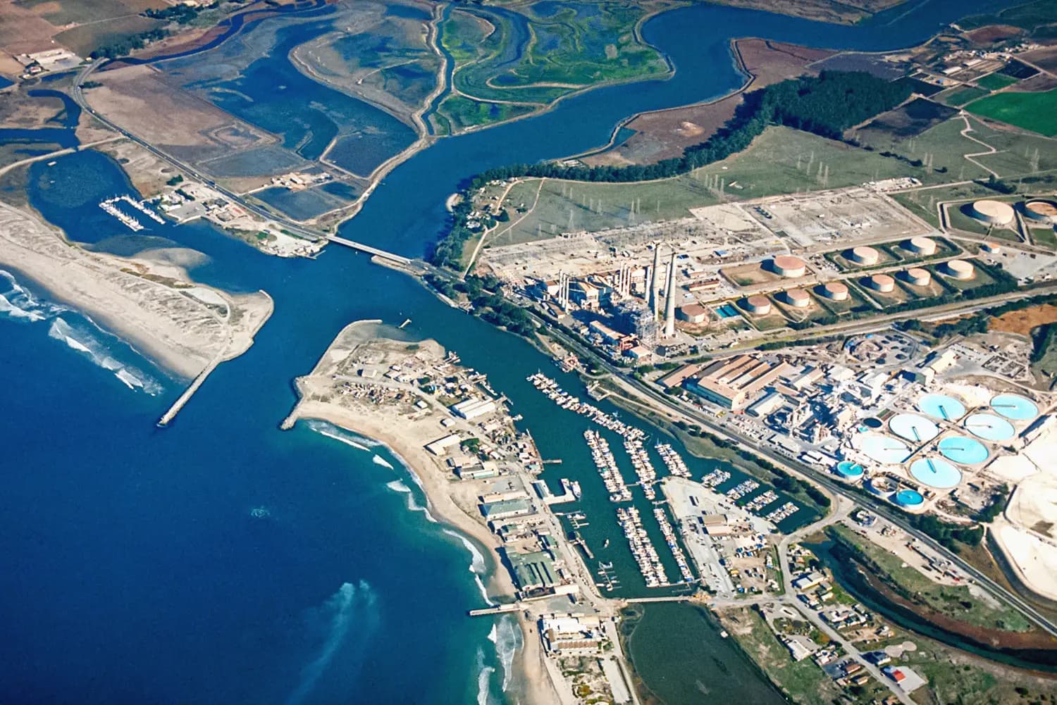 Vista aérea de Moss Landing, California, en esta foto de archivo. (Cuerpo de Ingenieros del Ejército de EE. UU.)